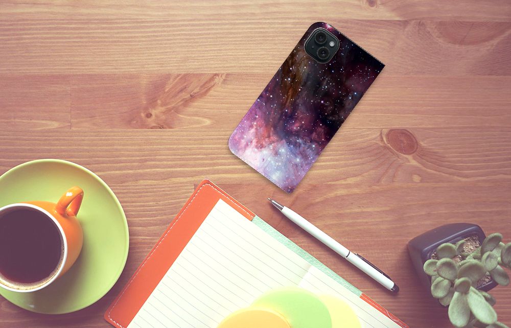 Stand Case voor iPhone 15 Plus Galaxy met prachtig sterrenhemel design op houten tafel met koffie en notitieboek.