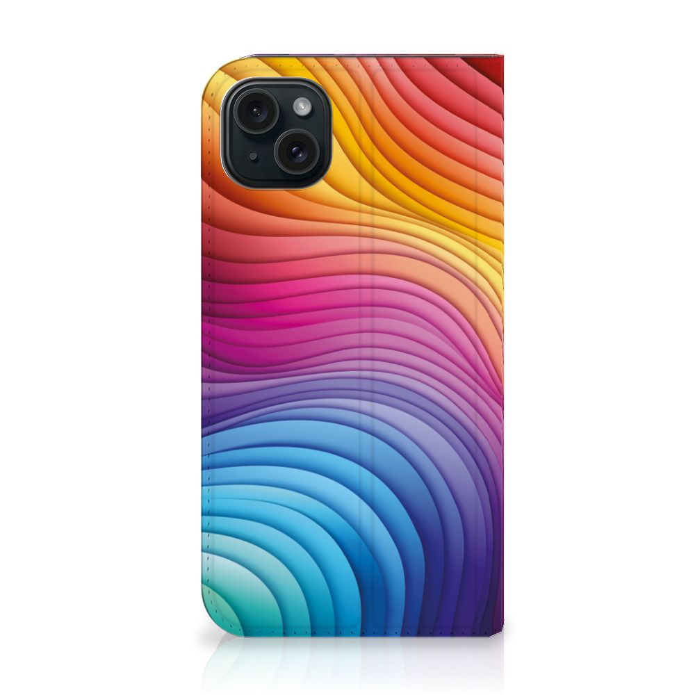 Stand Case voor iPhone 15 Plus Regenboog met kleurrijk golfdesign 🌈