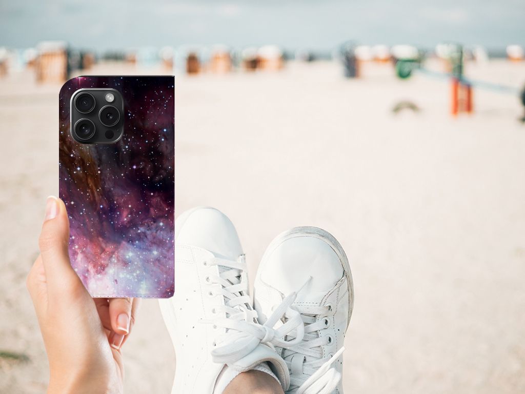 Apple iPhone 15 Pro Stand Case Galaxy design universum hand het strand