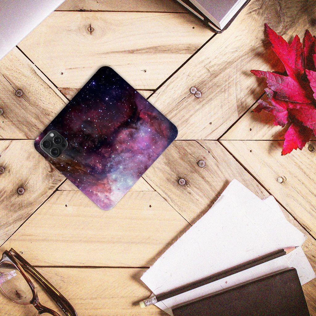 Stand Case voor iPhone 15 Pro Max Galaxy met een prachtig sterrenhemel design 🌌 op een houten tafel.