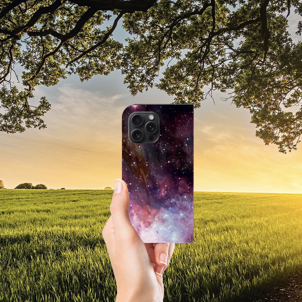 Stand Case voor iPhone 15 Pro Max Galaxy met een prachtig heelal ontwerp in een natuurlijke omgeving.