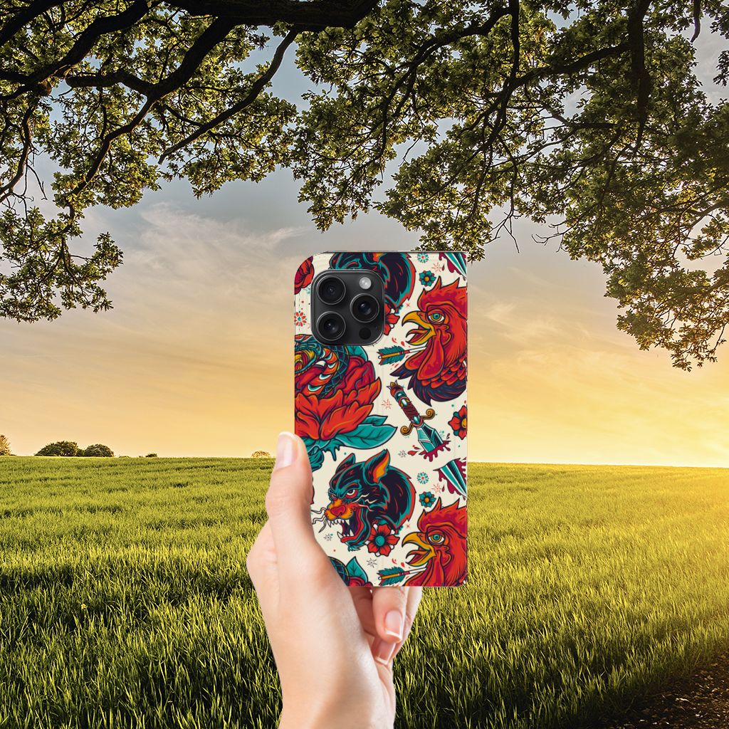 Stand Case voor iPhone 15 Pro Max Old Skool met vintage tattoo ontwerp, vastgehouden tegen een zonsondergang.