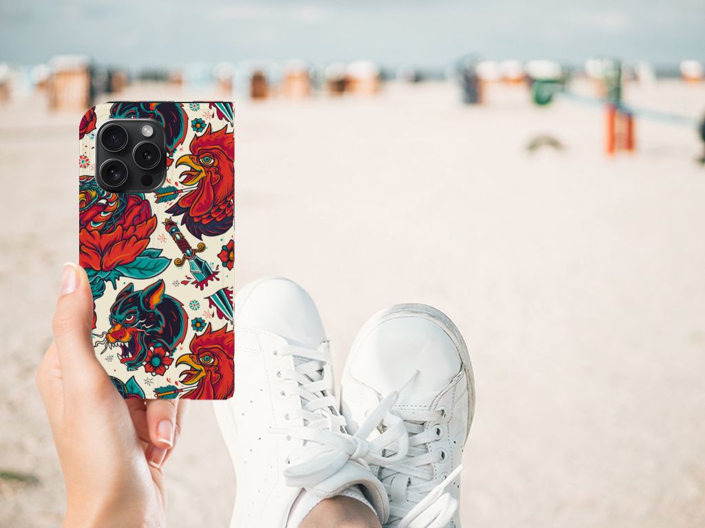 Stand Case voor iPhone 15 Pro Old Skool met vintage tattoo design, ideaal voor films kijken 🌊.
