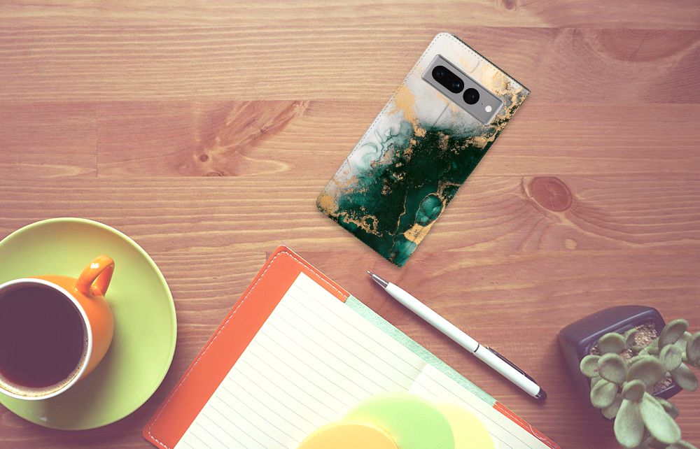Standcase voor Google Pixel 7 Pro Marmer Groen op een bureau met koffie, notities en planten.