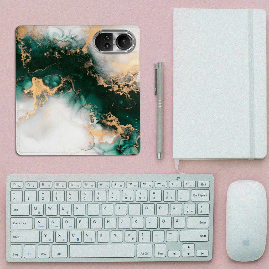 Standcase voor OPPO Reno10 | 10 Pro Marmer Groen op een bureau met keyboard en notitieboekje, ideaal als cadeau.