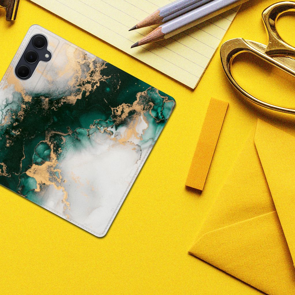 Standcase voor Samsung Galaxy A35 Marmer Groen met groen en gouden marmerdesign, ideaal als cadeau voor stijl en bescherming.