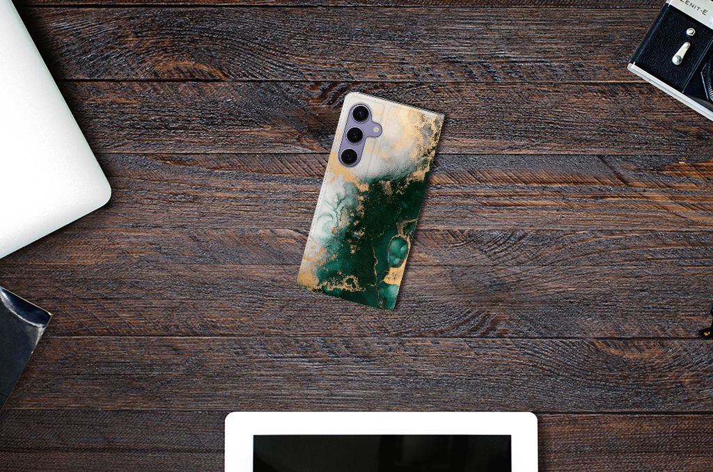 Standcase voor Samsung Galaxy S24 Plus Marmer Groen in gebruik voor stijl en bescherming op een houten tafel.
