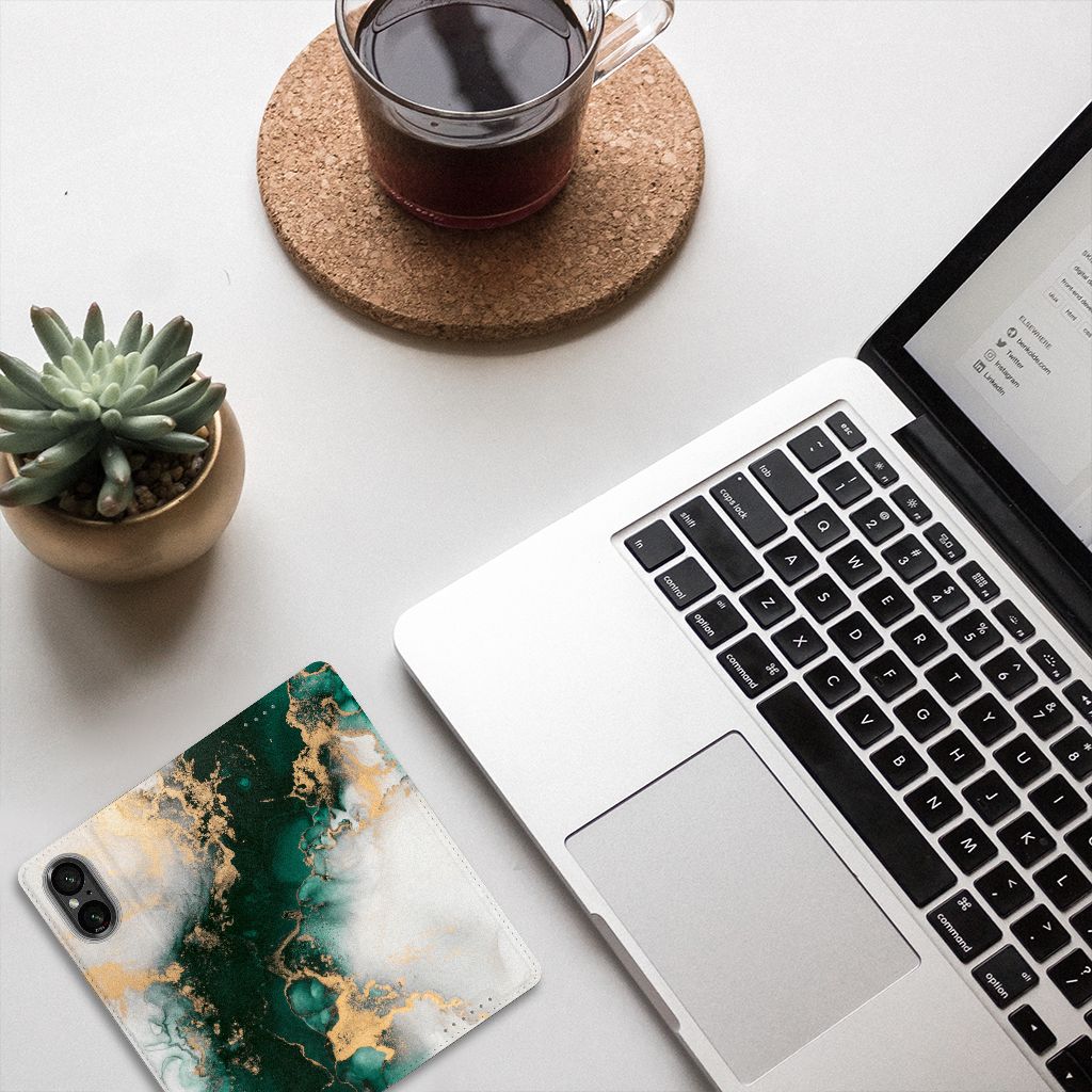 Standcase voor Sony Xperia 5 V Marmer Groen op een bureau met een laptop en een plant. 🎁