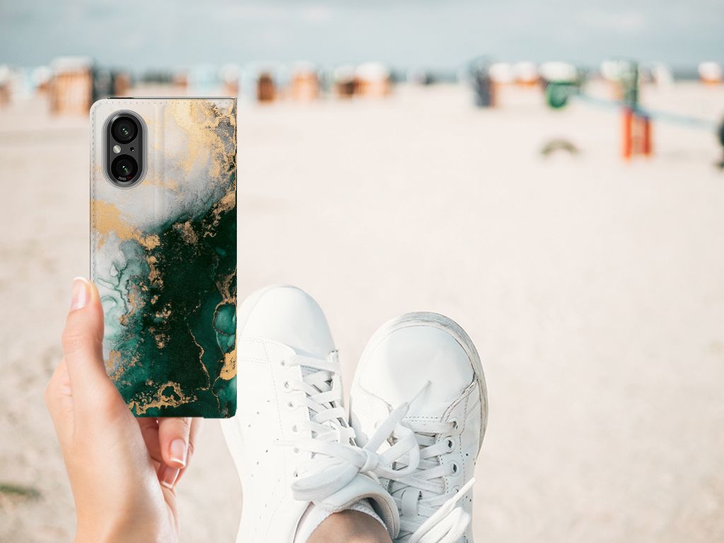 Standcase voor Sony Xperia 5 V Marmer Groen met prachtige marmer uitstraling en gebruiksgemak op het strand.