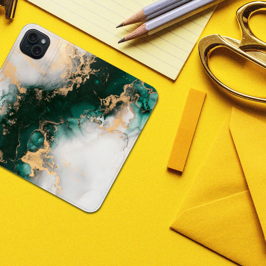Standcase voor iPhone 15 Plus Marmer Groen met een prachtig groen en gouden design.
