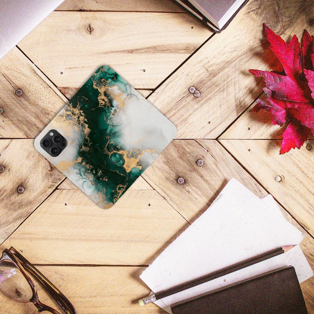 Standcase voor iPhone 15 Pro Max Marmer Groen op een houten oppervlak met notitieboek en bril.