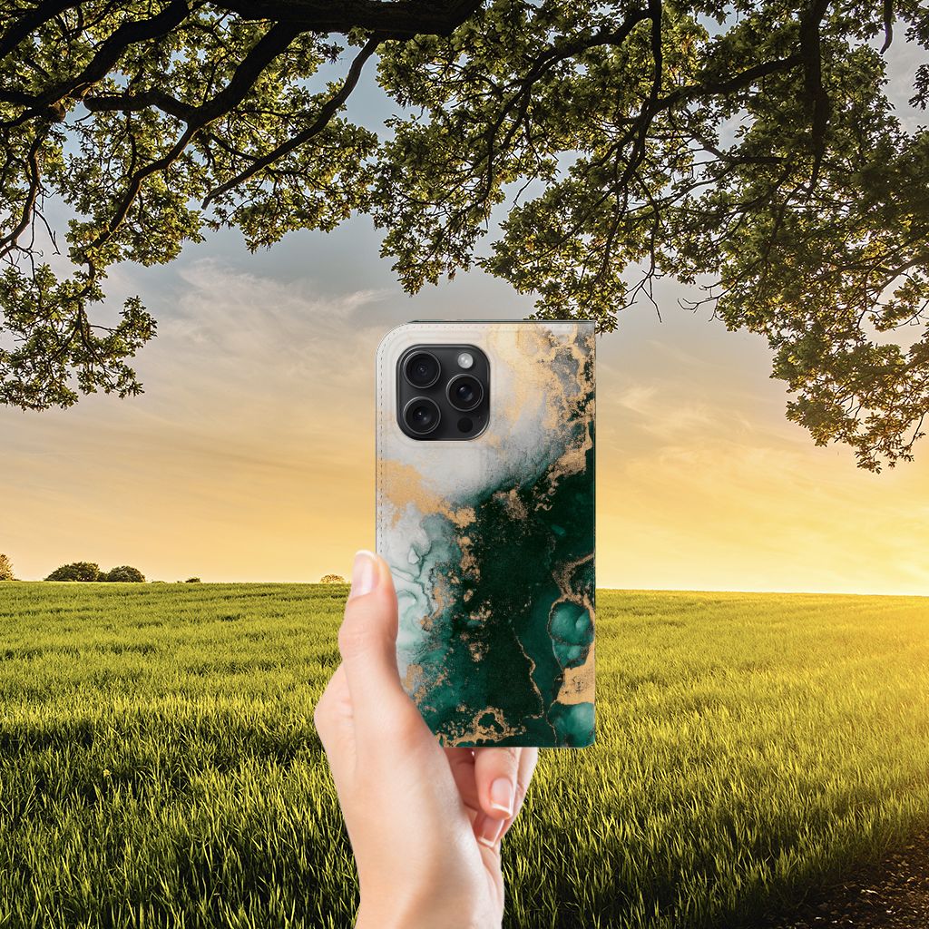 Standcase voor iPhone 15 Pro Max Marmer Groen in hand met natuur op de achtergrond 🌿