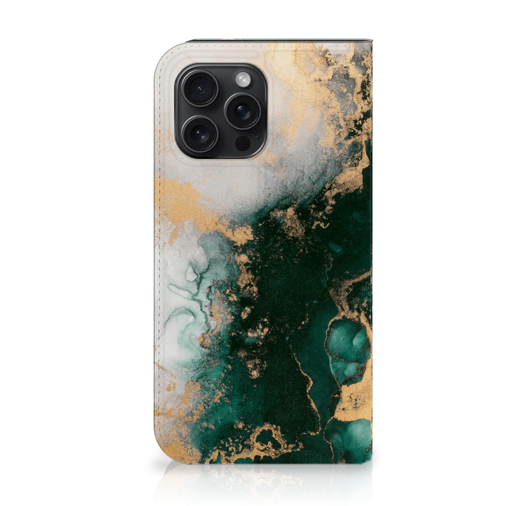 Standcase voor iPhone 15 Pro Max Marmer Groen met gouden accenten en moderne uitstraling.