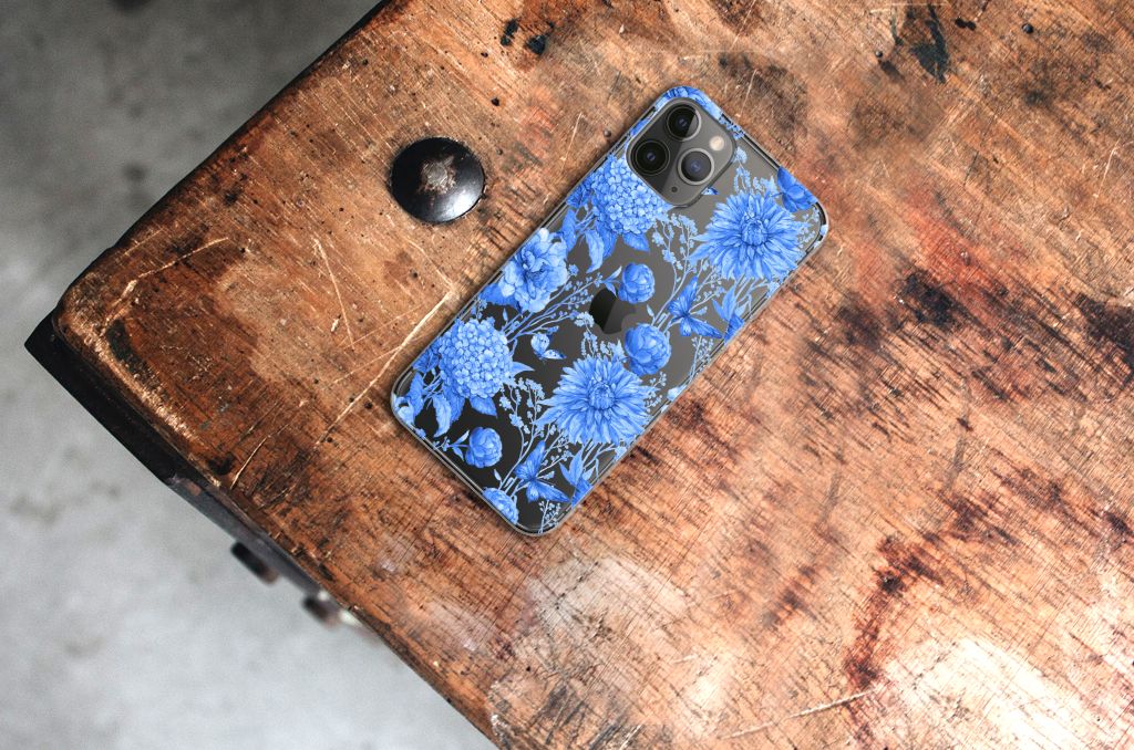TPU Case voor Apple iPhone 11 Pro Flowers Blue met een prachtig blauw bloemen design op een houten oppervlak.