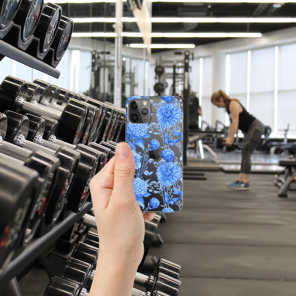 TPU Case voor Apple iPhone 11 Pro Flowers Blue in een sportschool met gewichten op de achtergrond.