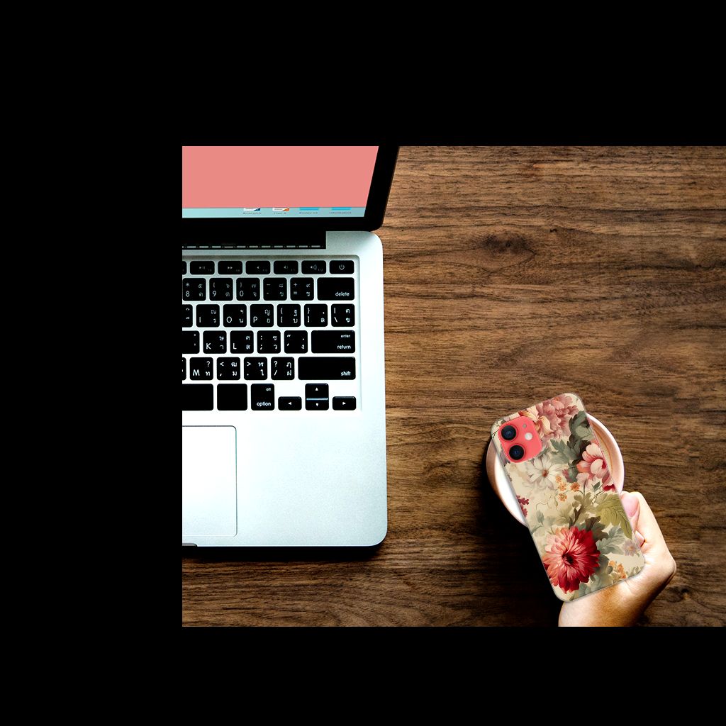TPU Case voor Apple iPhone 13 Flowers Blue met een prachtig bloemenontwerp en een laptop op een houten tafel.
