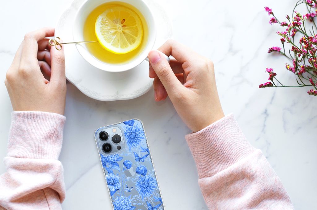 TPU Case voor Apple iPhone 13 Pro Flowers Blue met bloemenprint en een kopje thee met citroen.