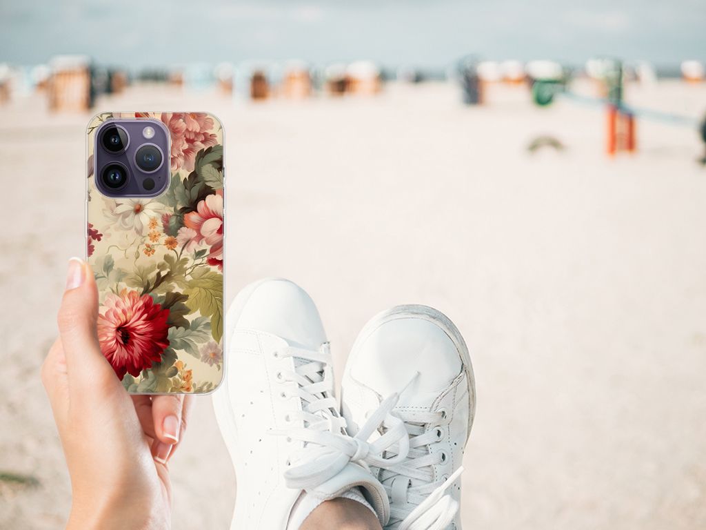 TPU Case voor Apple iPhone 14 Pro Bloemen met een hand en sneakers op het strand.