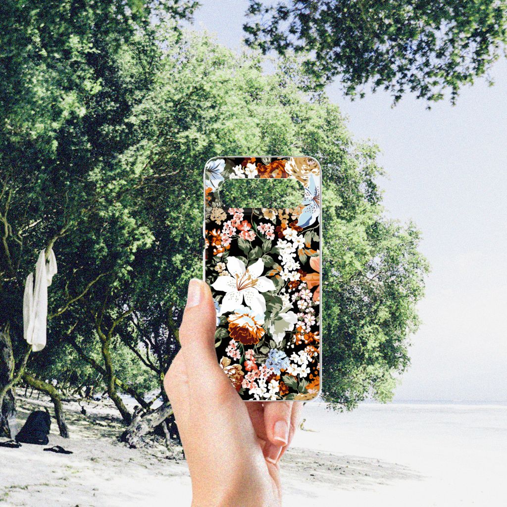 Google Pixel 8 TPU Case Dark Flowers hand boven strand