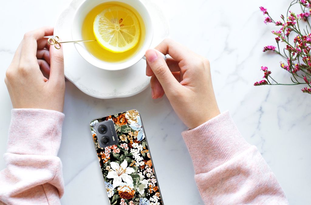Motorola Moto G53 TPU Case Dark Flowers hands drankje tafel
