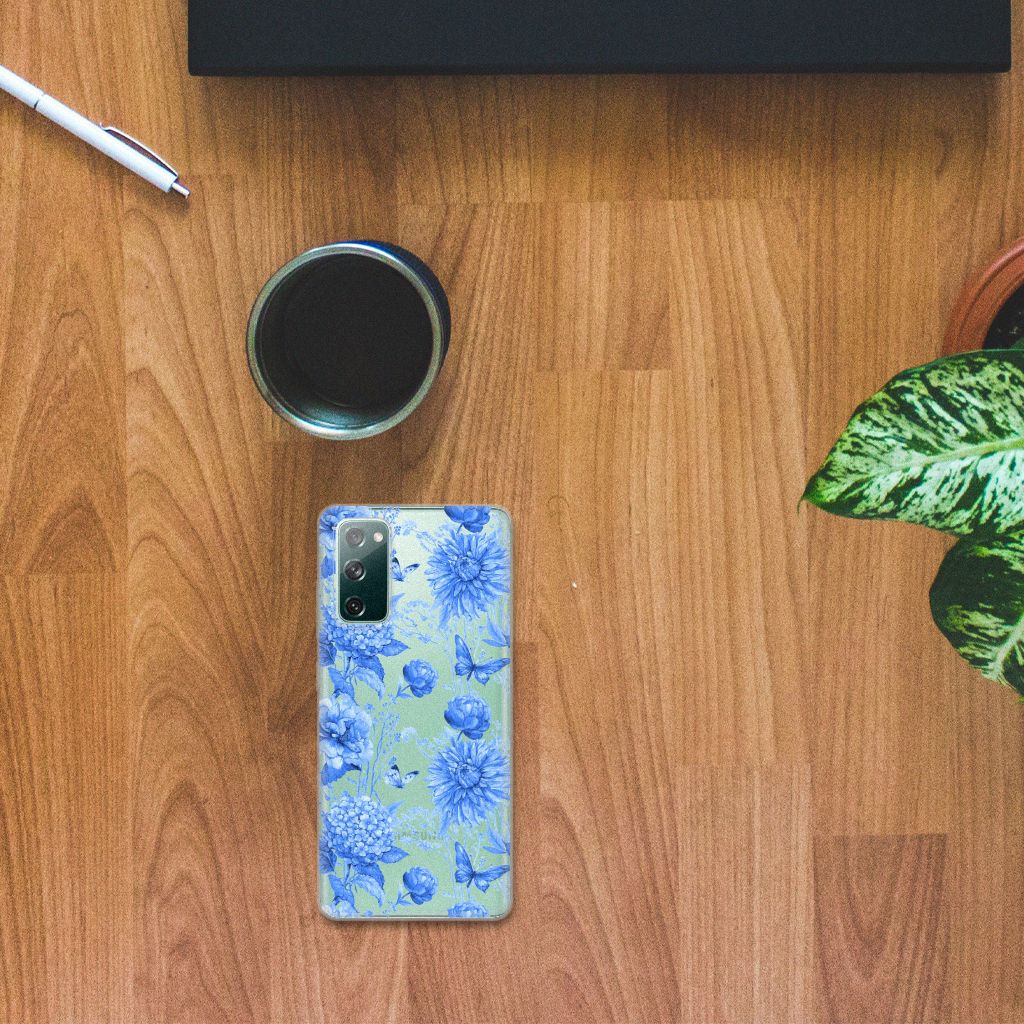 TPU Case voor Samsung Galaxy S20 FE Flowers Blue op een houten bureau met een kopje koffie ☕