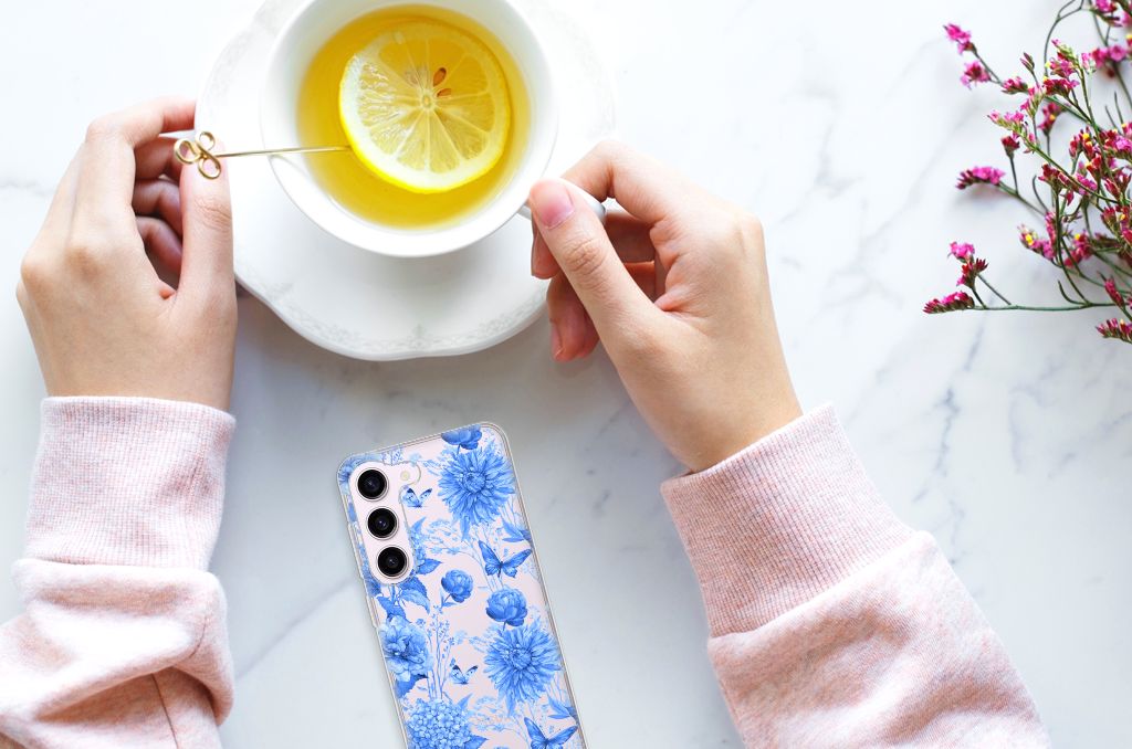 Samsung Galaxy S23 TPU Case Flowers Blue overhead view met handen en thee