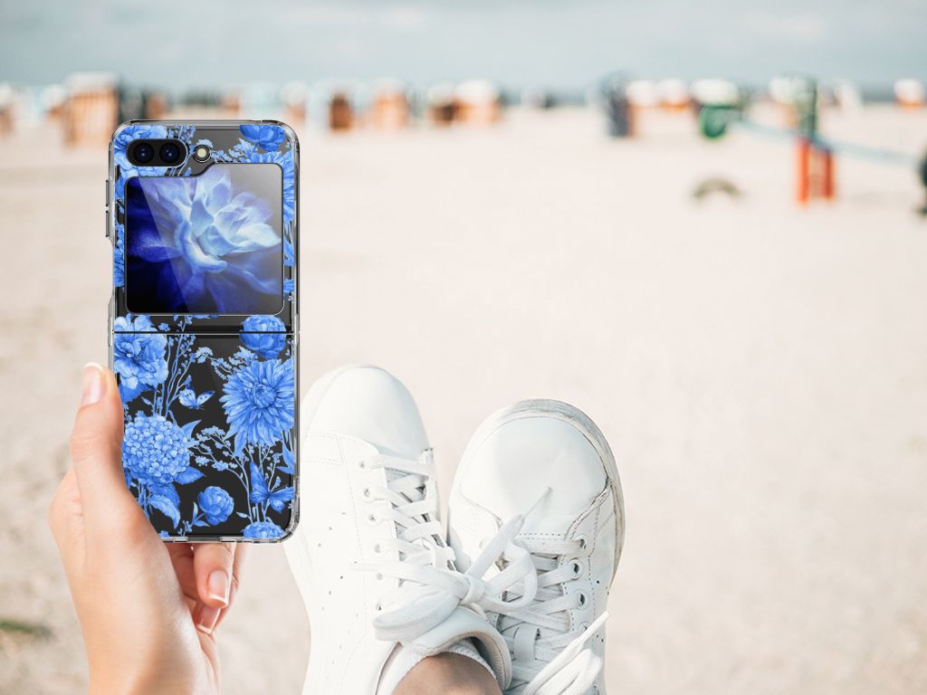 Samsung Galaxy Z Flip 5 TPU Case voor Samsung Galaxy Z Flip 5 Flowers Blue hand met schoenen strand
