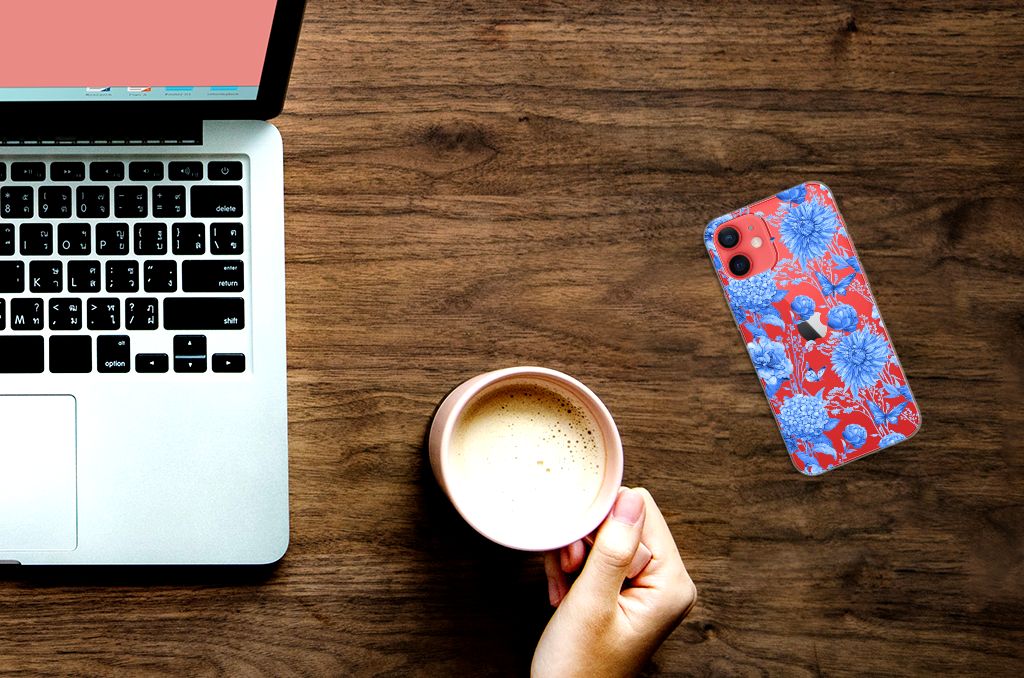 TPU Case voor iPhone 12 Mini Flowers Blue met een koffie en een laptop op een houten tafel.