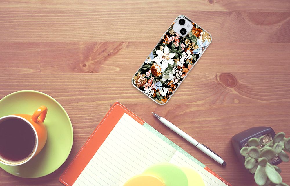 TPU Case voor iPhone 15 Plus Dark Flowers op een bureau met een kopje koffie en notitieboek.