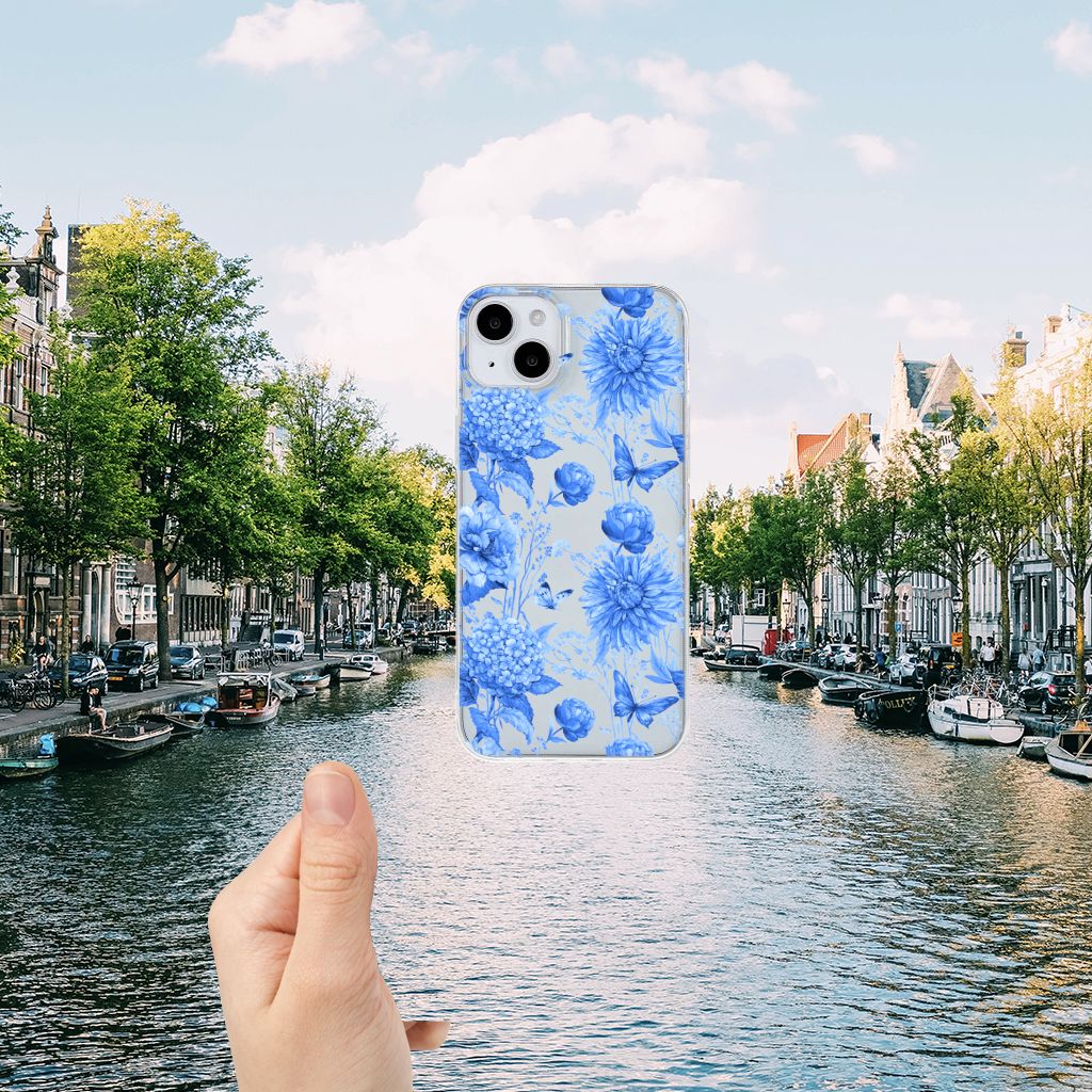 TPU Case voor iPhone 15 Plus Flowers Blue met blauwe bloemen in hand aan de grachten van Amsterdam.
