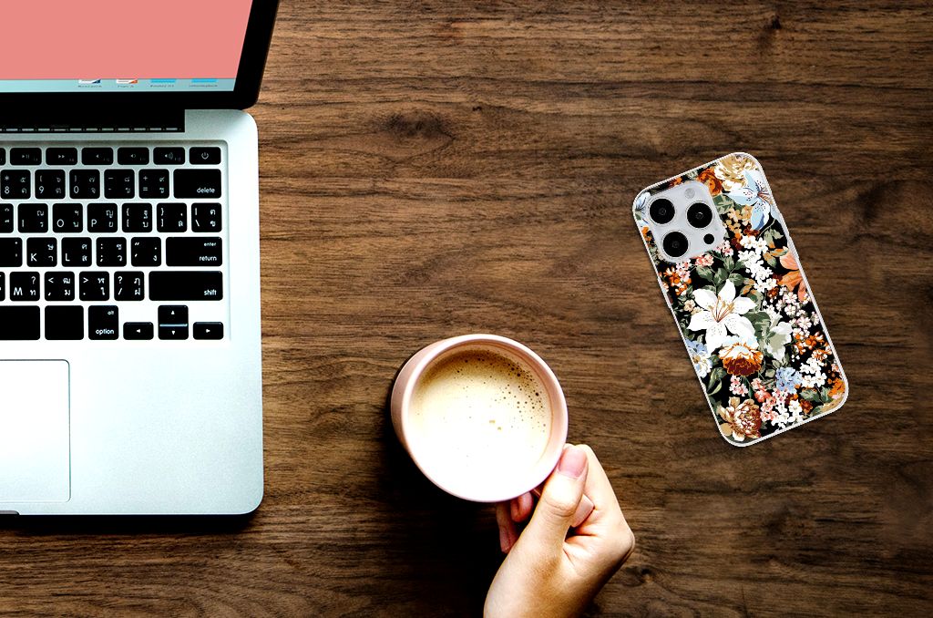 TPU Case voor iPhone 15 Pro Dark Flowers op een bureau met een laptop en een kop koffie ☕.