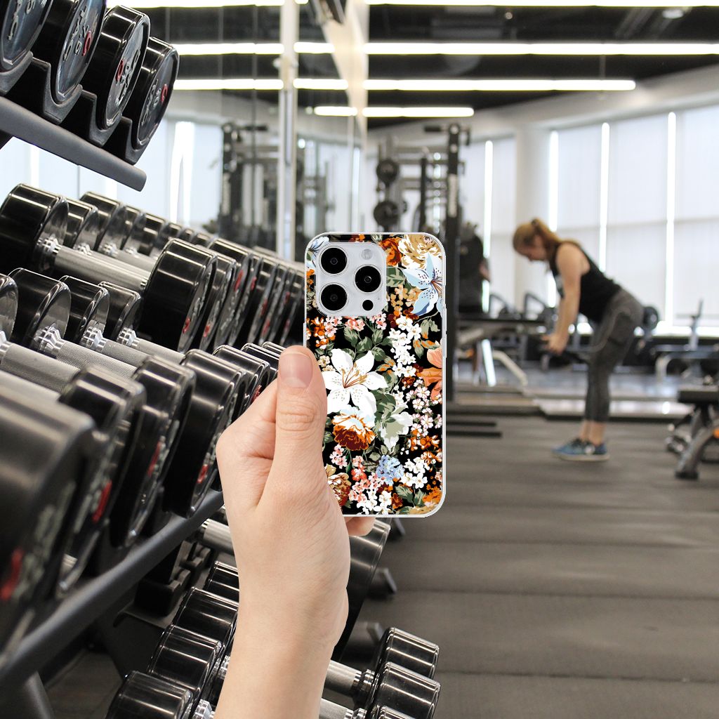 TPU Case voor iPhone 15 Pro Dark Flowers in gym met gewichten op de achtergrond.