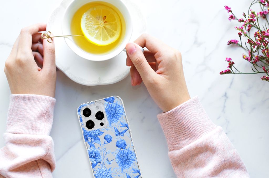 TPU Case voor iPhone 15 Pro Max Flowers Blue met een leuk kopje thee en schijfje citroen.