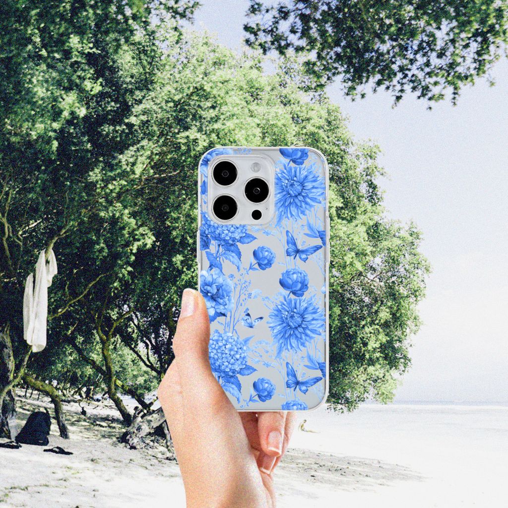 TPU Case voor iPhone 15 Pro Max Flowers Blue, met een prachtig blauw bloemenmotief in een zonnige omgeving.