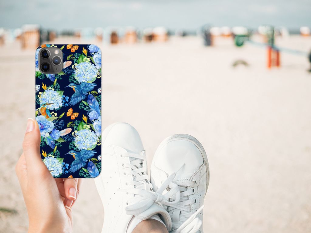 TPU Hoesje voor Apple iPhone 11 Pro Max IJsvogel met bloemenprint in hand op het strand.