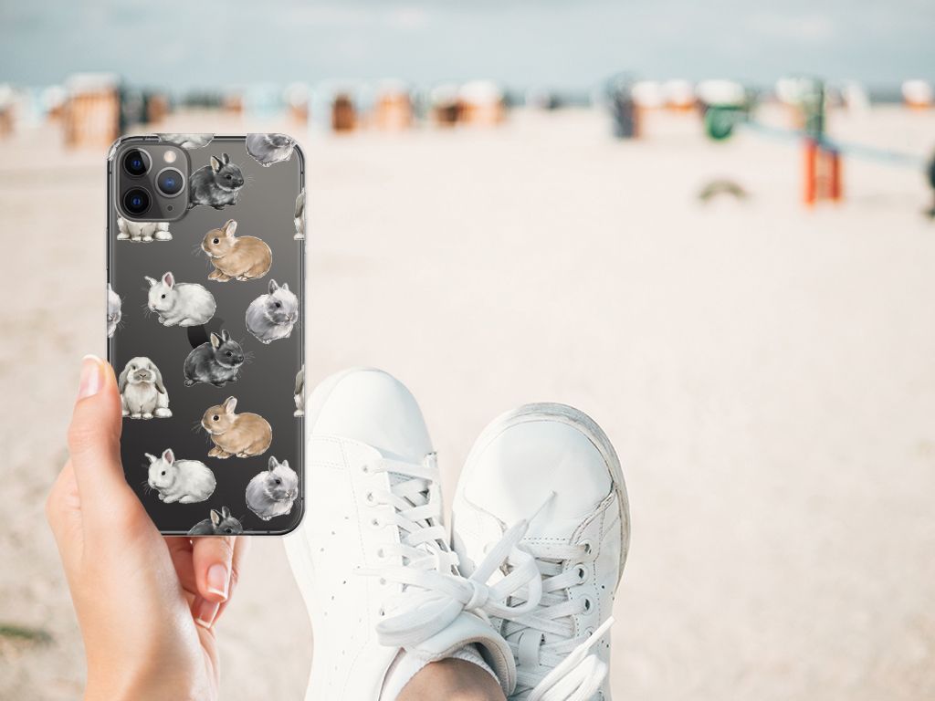 TPU Hoesje voor Apple iPhone 11 Pro Max Konijntjes met schattige konijnen op een strand achtergrond.