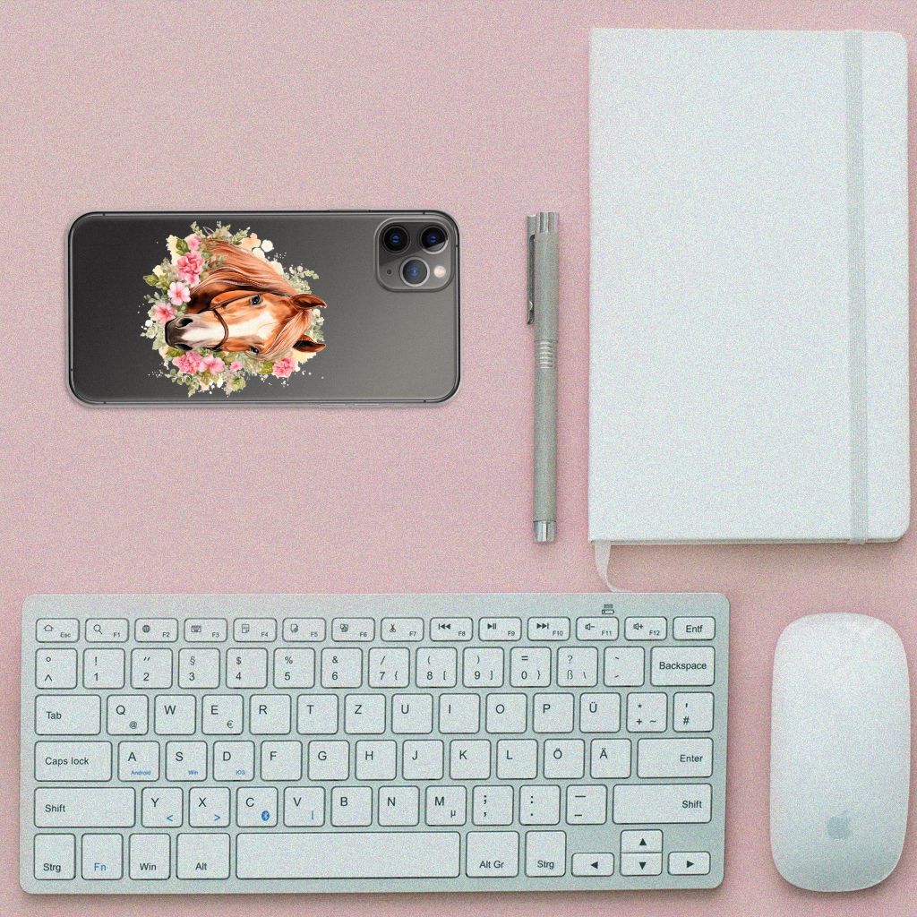 TPU Hoesje voor Apple iPhone 11 Pro Max Paard met een mooi paardenontwerp en bloemen op een bureau met een toetsenbord.
