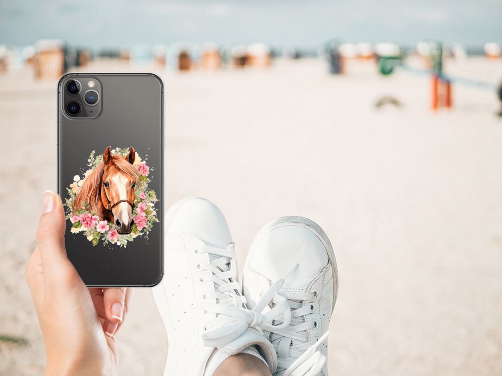 TPU Hoesje voor Apple iPhone 11 Pro Max Paard met paard en bloemen design op een strand achtergrond.
