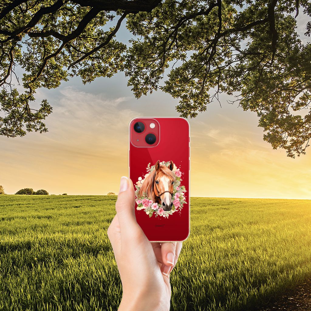 TPU Hoesje voor Apple iPhone 13 Paard met een prachtig paardenontwerp op een rode achtergrond.