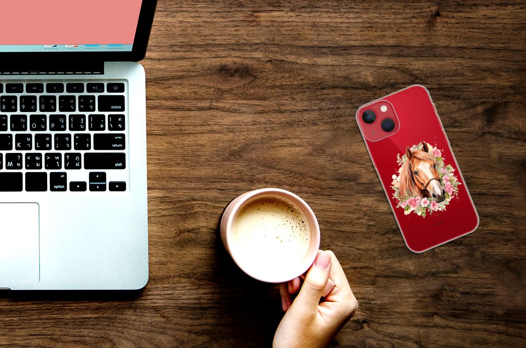 TPU Hoesje voor Apple iPhone 13 Paard met prachtig paardenontwerp, gelegen naast laptop en koffie.