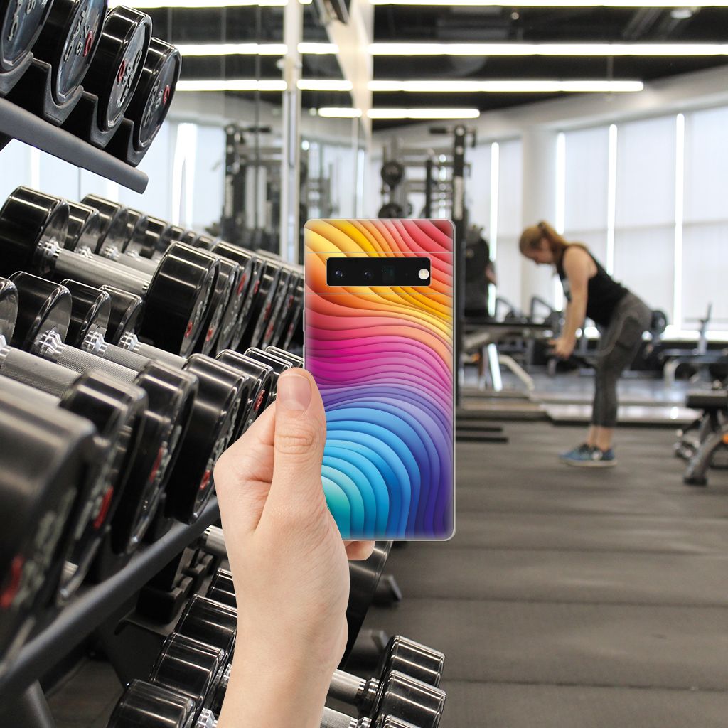 Google Pixel 6 Pro TPU Hoesje Regenboog hand met smartphone gym setting