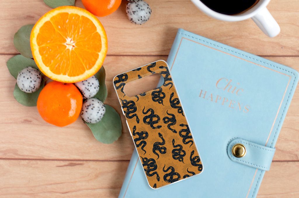 TPU Hoesje voor Google Pixel 8 Snakes met slangenpatroon op een bureau met fruit en een notitieboek.