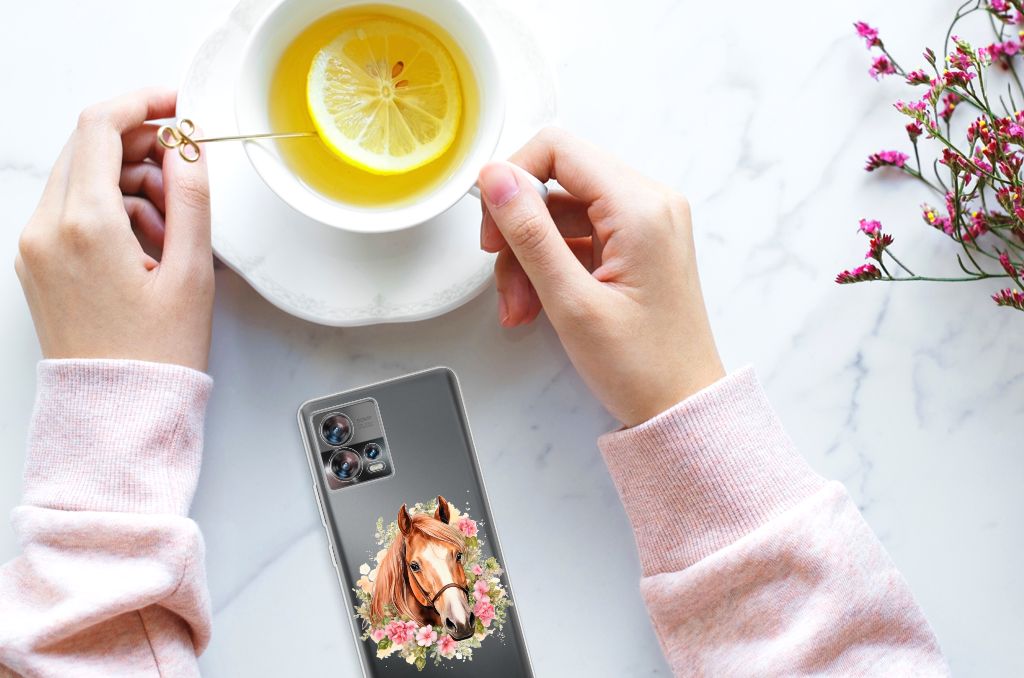 TPU Hoesje voor Motorola Edge 30 Fusion Paard telefoonhoesje met paard design op tafel met kopje thee