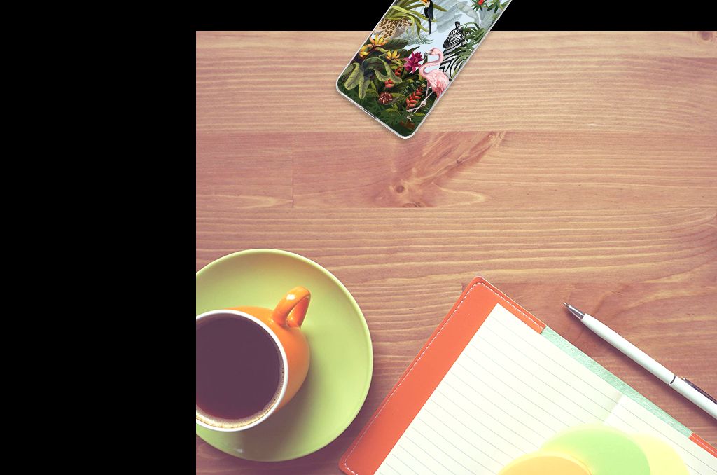TPU Hoesje voor Motorola Edge 40 Neo Jungle met tropische dieren op een bureau met een kopje koffie ☕.
