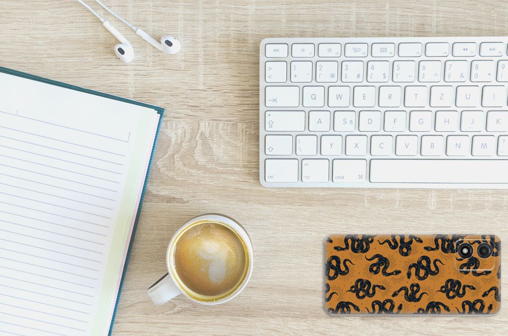 TPU Hoesje voor Motorola Moto E13 Snakes op een bureau met een notepad, koffie en toetsenbord.