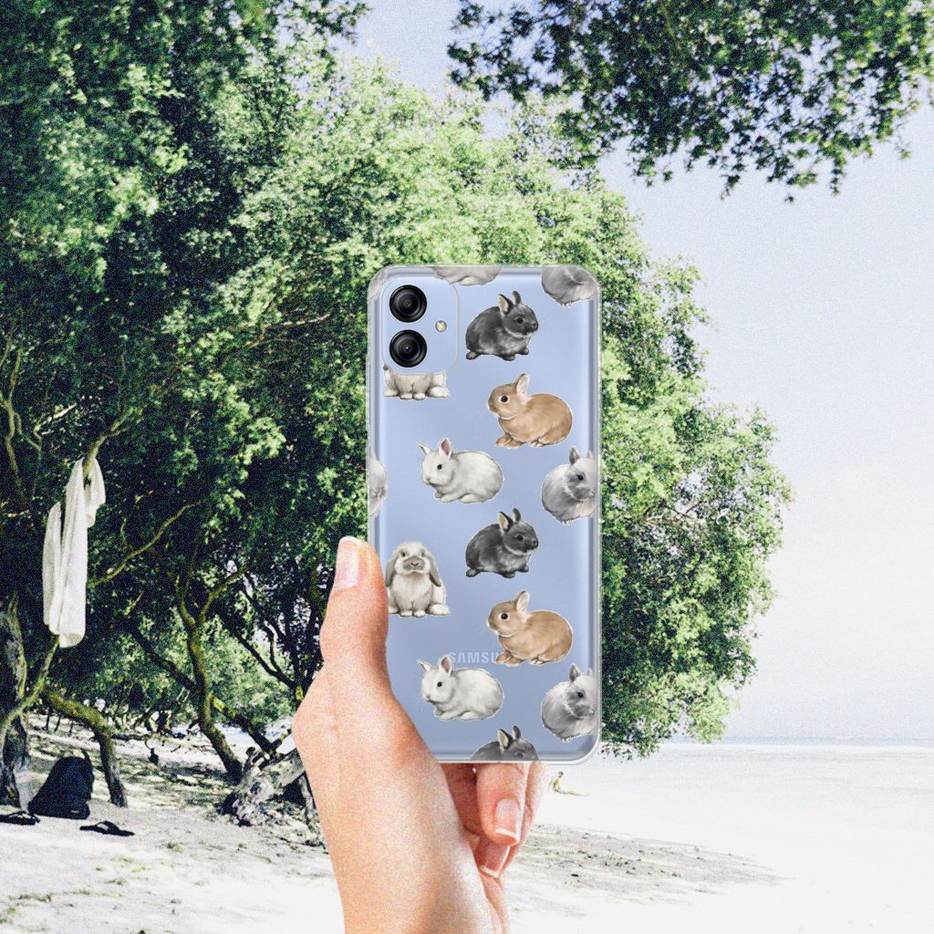 Samsung Galaxy A04e TPU Hoesje Konijntjes achterkant hand strand