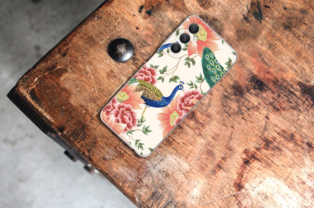 TPU Hoesje voor Samsung Galaxy A05S Pink Peacock op een houten tafel met kleurrijk pauwen design.