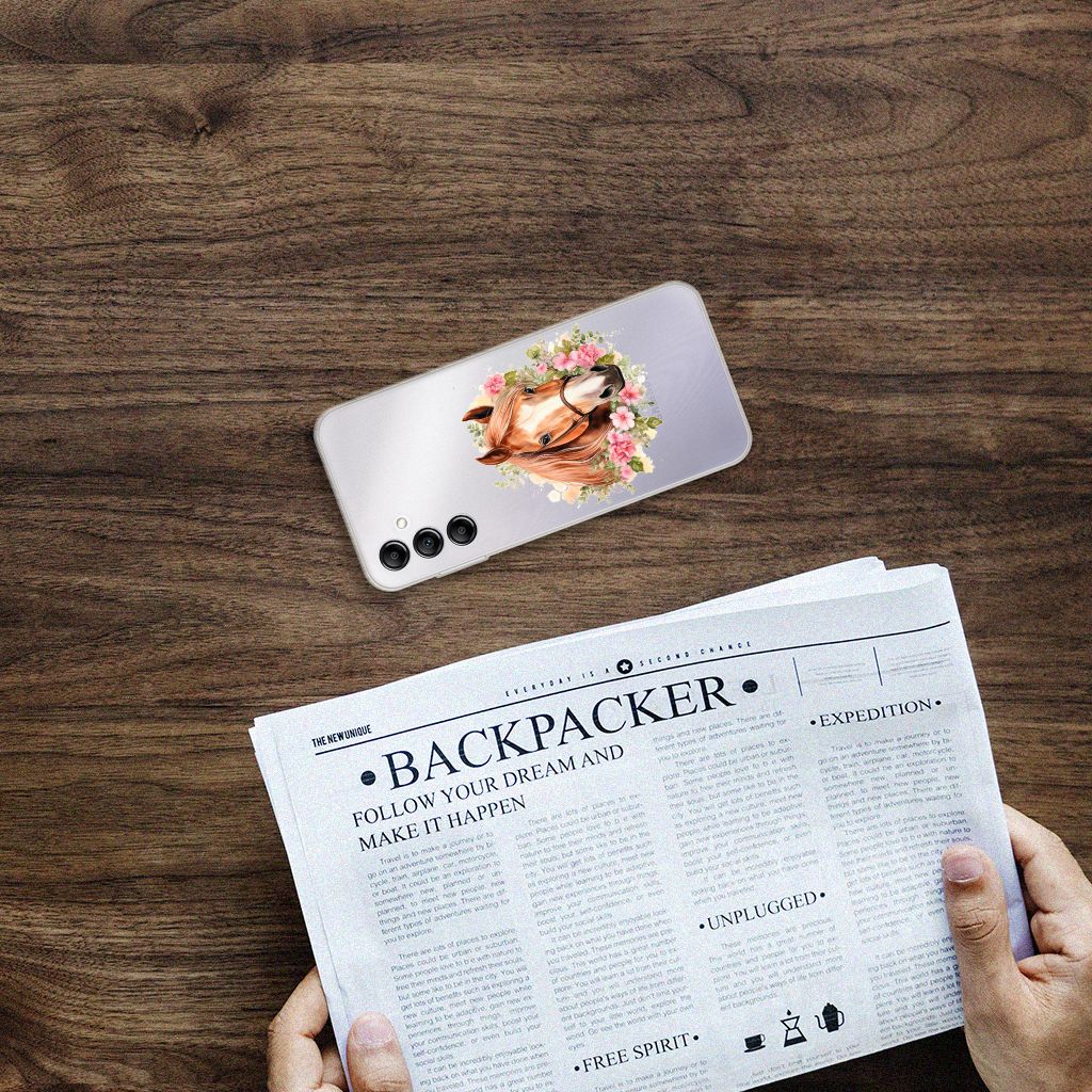 TPU Hoesje voor Samsung Galaxy A14 5G Paard met bloemen, geplaatst op een houten tafel naast een krant.