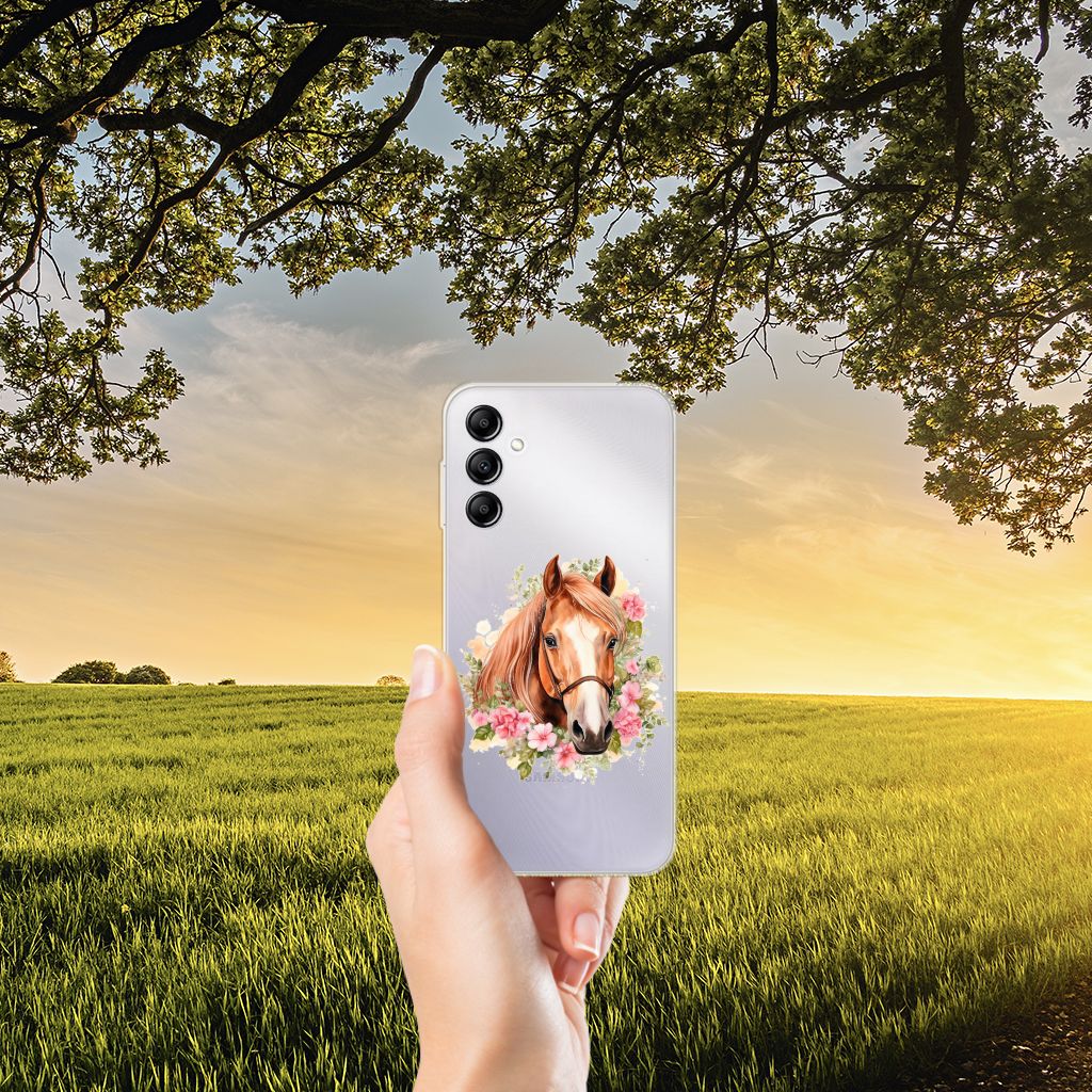 TPU Hoesje voor Samsung Galaxy A14 5G Paard met paardenafbeelding in een bloemrijke omgeving.