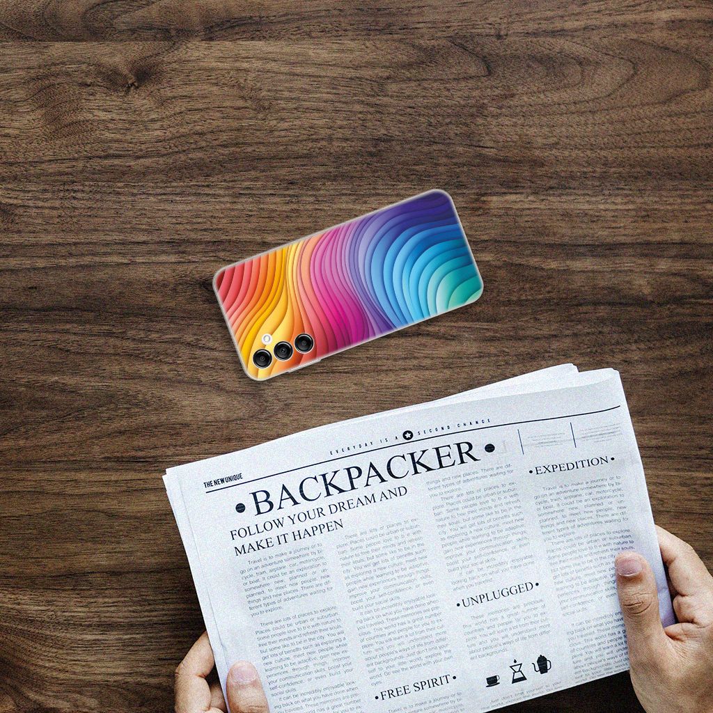 TPU Hoesje voor Samsung Galaxy A14 5G Regenboog op een houten tafel met een krant eronder.